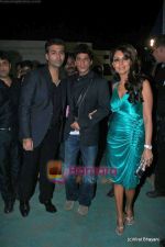 Shahrukh Khan, Gauri Khan, Karan Johar at Karan Johar Show in HDIL Couture Week, Mumbai on 16th Oct 2009 (5).JPG