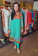 Nausheen Sardar Ali at Amara store to promote designers Archana Kocchar, Meera Mahadevia and Neyomi Khaitan in Amara on 22nd Oct 2009 (2).JPG