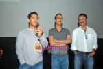 Vidhu Vinod Chopra, Rajkumar Hirani, Aamir Khan at the unveiling of movie 3 Idiots in Metro Big Cinemas, Mumbai on 30th Oct 2009 (13).JPG