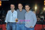 Vidhu Vinod Chopra, Rajkumar Hirani, Aamir Khan at the unveiling of movie 3 Idiots in Metro Big Cinemas, Mumbai on 30th Oct 2009 (18).JPG