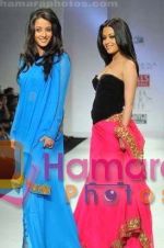 Raima & Riya Sen at Wills India Fashion Week on 25th Oct 2009.jpg
