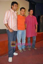Aamir Khan, Sharman Joshi, Madhavan at 3 Idiots first song introduced to media in Intercontinental on 5th Nov 2009 (9).JPG