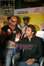 Ranbir Kapoor at Cut-a-thon hair cut event all day in Oberoi Mall on 8th Nov 2009 (7).JPG