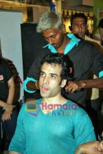 Tusshar Kapoor at Cut-a-thon hair cut event all day in Oberoi Mall on 8th Nov 2009 (10).JPG