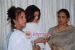 Aishwarya Rai at Simple Kapadia_s prayer meeting in Juhu on 13th Nov 2009 (45).JPG