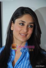 Kareena Kapoor at the launch of the Marathi version of Rutuja Diwekar_s hot selling book Don_t Lose Your Mind, Lose Your Weight in Khar on 13th Nov 2009 (16).JPG