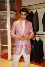 at Narendra Kumar Ahmed_s men_s collection launch in AZA on 14th Nov 2009 (42).JPG