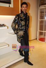 at Narendra Kumar Ahmed_s men_s collection launch in AZA on 14th Nov 2009 (43).JPG