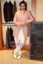 at Narendra Kumar Ahmed_s men_s collection launch in AZA on 14th Nov 2009 (44).JPG