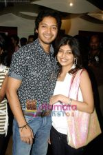 Shreyas Talpade with wife at Ekaant Premiere in Juhu, Mumbai on 19th Nov 2009 (30).JPG