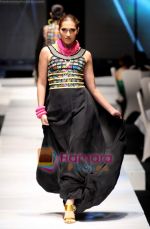 at Tarun Tahiliani and Malini Ramani showcase at Jakarta Fashion Week on 15th Nov 2009 (116).JPG