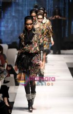 at Tarun Tahiliani and Malini Ramani showcase at Jakarta Fashion Week on 15th Nov 2009 (122).JPG