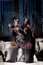 at Tarun Tahiliani and Malini Ramani showcase at Jakarta Fashion Week on 15th Nov 2009 (128).JPG