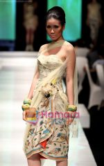 at Tarun Tahiliani and Malini Ramani showcase at Jakarta Fashion Week on 15th Nov 2009 (16).JPG