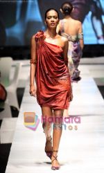 at Tarun Tahiliani and Malini Ramani showcase at Jakarta Fashion Week on 15th Nov 2009 (22).JPG
