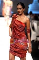 at Tarun Tahiliani and Malini Ramani showcase at Jakarta Fashion Week on 15th Nov 2009 (23).JPG