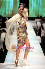 at Tarun Tahiliani and Malini Ramani showcase at Jakarta Fashion Week on 15th Nov 2009 (6).JPG