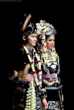 at Tarun Tahiliani and Malini Ramani showcase at Jakarta Fashion Week on 15th Nov 2009 (61).JPG