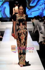 at Tarun Tahiliani and Malini Ramani showcase at Jakarta Fashion Week on 15th Nov 2009 (76).JPG