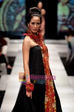at Tarun Tahiliani and Malini Ramani showcase at Jakarta Fashion Week on 15th Nov 2009 (79).JPG