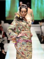 at Tarun Tahiliani and Malini Ramani showcase at Jakarta Fashion Week on 15th Nov 2009 (8).JPG