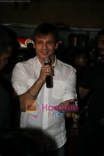 Vivek Oberoi visits Leopold cafe to pay tribute to 26-11 victims in Mumbai on 26th Nov 2009 (10).JPG