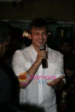 Vivek Oberoi visits Leopold cafe to pay tribute to 26-11 victims in Mumbai on 26th Nov 2009 (11).JPG