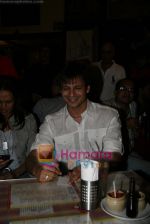 Vivek Oberoi visits Leopold cafe to pay tribute to 26-11 victims in Mumbai on 26th Nov 2009 (4).JPG