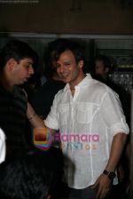 Vivek Oberoi visits Leopold cafe to pay tribute to 26-11 victims in Mumbai on 26th Nov 2009 (7).JPG