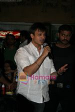 Vivek Oberoi visits Leopold cafe to pay tribute to 26-11 victims in Mumbai on 26th Nov 2009 (9).JPG
