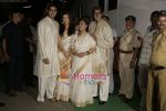 Aishwarya Rai Bachchan, Abhishek Bachchan, Amitabh Bachchan, Jaya Bachchan at Madhushala launch on 28th Nov 2009 (5).JPG