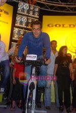 Salman Khan  at Gold_s Gym -Mega Spinnathon 2009 in Banstand, Bandra on 1st Dec 2009 .JPG