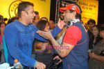 Salman Khan at Gold_s Gym -Mega Spinnathon 2009 in Banstand, Bandra on 1st Dec 2009 (34).JPG