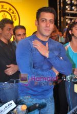 Salman Khan at Gold_s Gym -Mega Spinnathon 2009 in Banstand, Bandra on 1st Dec 2009 (26).JPG
