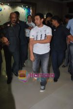 Aamir Khan at Pantaloons 3 Idiots fashion show in Phoneix Mill on 4th Dec 2009 (2).JPG