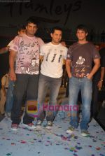 Aamir Khan, Sharman Joshi, Madhavan at Pantaloons 3 Idiots fashion show in Phoneix Mill on 4th Dec 2009 (8).JPG