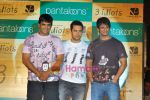 Madhavan, Aamir Khan, Sharman Joshi at Pantaloons 3 Idiots fashion show in Phoneix Mill on 4th Dec 2009 (12).JPG