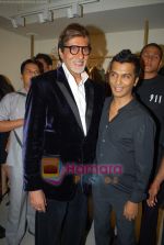 Amitabh Bachchan, Vikram Phadnis at the Launch of VIKRAM PHADNIS boutique with Malaga  launches his exclusive boutique in Juhu on 12th Dec 2009 (2).jpg