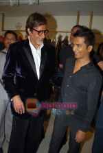 Amitabh Bachchan, Vikram Phadnis at the Launch of VIKRAM PHADNIS boutique with Malaga  launches his exclusive boutique in Juhu on 12th Dec 2009 (20).jpg