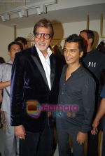Amitabh Bachchan, Vikram Phadnis at the Launch of VIKRAM PHADNIS boutique with Malaga  launches his exclusive boutique in Juhu on 12th Dec 2009 (3).jpg