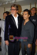 Amitabh Bachchan, Vikram Phadnis at the Launch of VIKRAM PHADNIS boutique with Malaga  launches his exclusive boutique in Juhu on 12th Dec 2009 (4).jpg