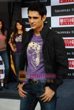 at Mustang Jeans launch in Shoppers Stop, Juhu on 15th Dec 2009 (17).JPG