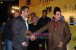 Aamir Khan, Salman Khan at 3 Idiots premiere in IMAX Wadala, Mumbai on 23rd Dec 2009 (20).JPG