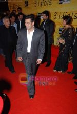 Salman Khan at 3 Idiots premiere in IMAX Wadala, Mumbai on 23rd Dec 2009 (15).JPG