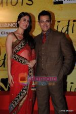 Aamir Khan, Kareena Kapoor at 3 Idiots premiere in IMAX Wadala, Mumbai on 23rd Dec 2009 (6).JPG
