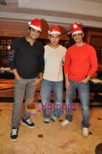 Aamir Khan, Madhavan, Sharman Joshi celebrate Christmas in Taj Land_s End on 25th Dec 2009 (11).JPG