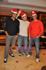 Aamir Khan, Madhavan, Sharman Joshi celebrate Christmas in Taj Land_s End on 25th Dec 2009 (14).JPG