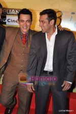 Aamir Khan, Salman Khan at 3 Idiots premiere in IMAX Wadala, Mumbai on 23rd Dec 2009 (14)~0.JPG