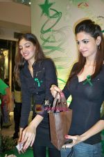 Simran Kaur Mundi and Dimple Patel at Oberoi Mall on 1st Jan 2010 (3).JPG