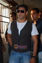 Salman Khan promotes Veer at college fest in Jamnabai, Mumbai on 4th Jan 2010 (40).JPG